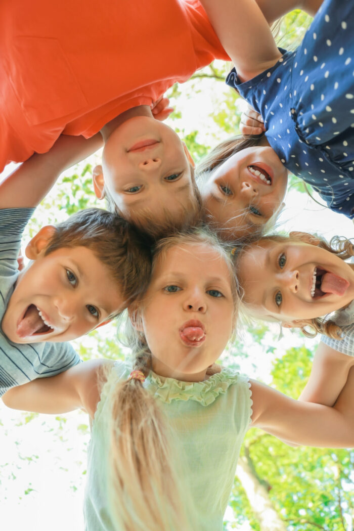 Groupe d'enfants en extérieur